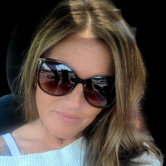 Meet your Posher, Sandy - Picture 2 of 3